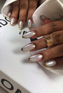 Маникюр 2026: элегантное золото без излишнего блеска3