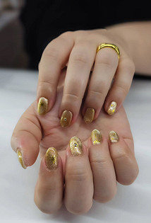 Маникюр 2026: элегантное золото без излишнего блеска13