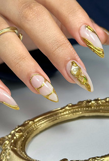 Маникюр 2026: элегантное золото без излишнего блеска8