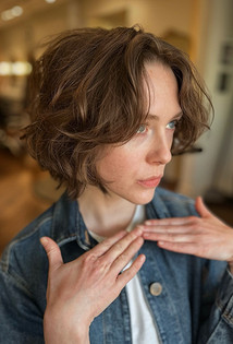 Новые стрижки на средние волосы: 6 стильных вариантов для любого типа волос15