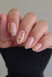 Маникюр 2026: элегантное золото без излишнего блеска17