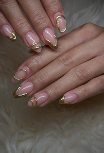 Маникюр 2026: элегантное золото без излишнего блеска2