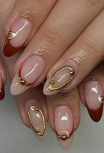 Маникюр 2026: элегантное золото без излишнего блеска9