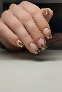 Маникюр 2026: элегантное золото без излишнего блеска15