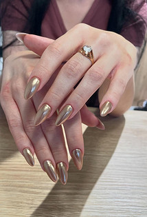 Маникюр 2026: элегантное золото без излишнего блеска12