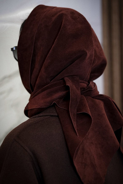 Откройте для себя стильный способ носить шарф как капюшон1