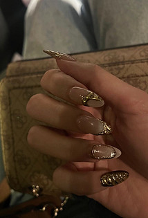 Маникюр 2026: элегантное золото без излишнего блеска14