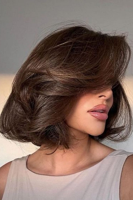 Новые стрижки на средние волосы: 6 стильных вариантов для любого типа волос11