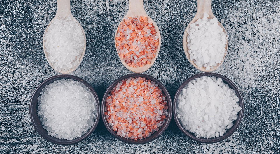 Соль: почему ее не нужно исключать из рациона полностью и какая полезнее0