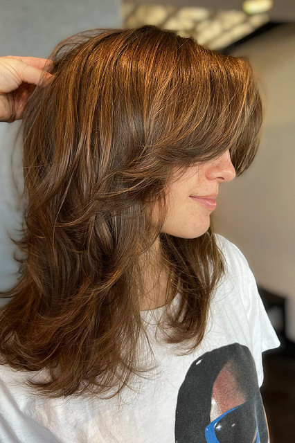 Новые стрижки на средние волосы: 6 стильных вариантов для любого типа волос16