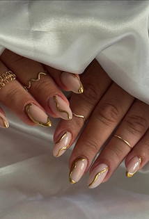 Маникюр 2026: элегантное золото без излишнего блеска19