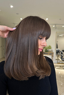 Новые стрижки на средние волосы: 6 стильных вариантов для любого типа волос29