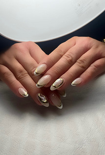 Маникюр 2026: элегантное золото без излишнего блеска7