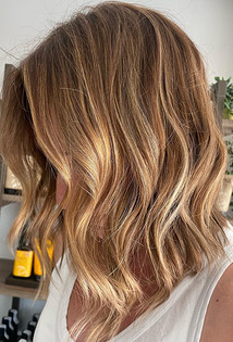 Новые стрижки на средние волосы: 6 стильных вариантов для любого типа волос7